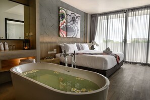 Two Bedroom Suite | ห้องน้ำ | ของใช้ในห้องน้ำฟรี, รองเท้าสวมภายในห้อง, ผ้าเช็ดตัว