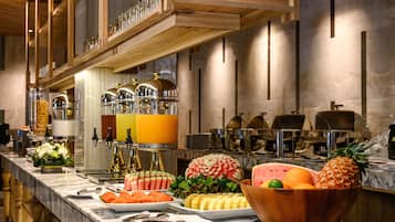 Een buffet met diverse gerechten en een sapbar.