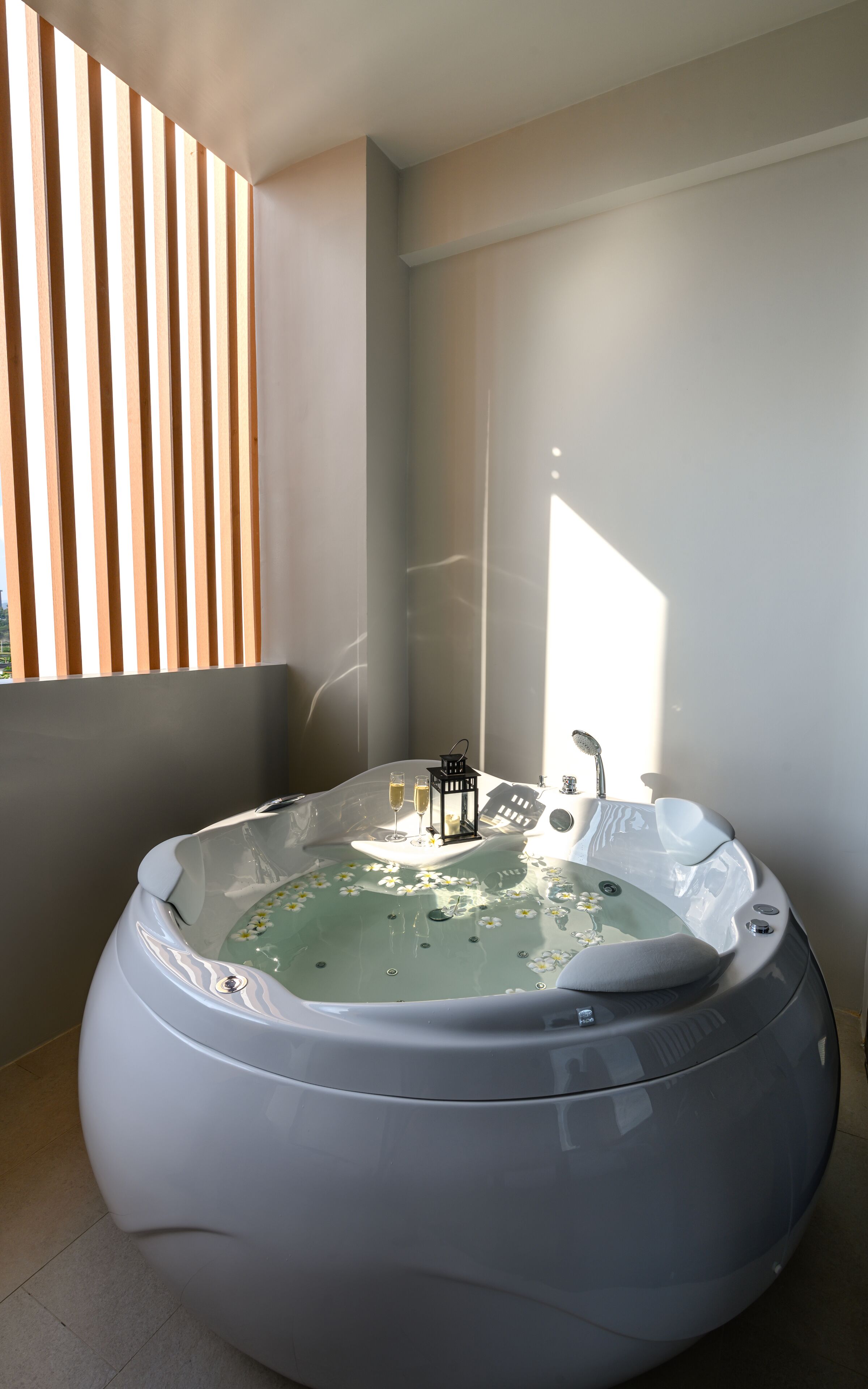 jacuzzi suite | bathroom | free toiletries, slippers, towels