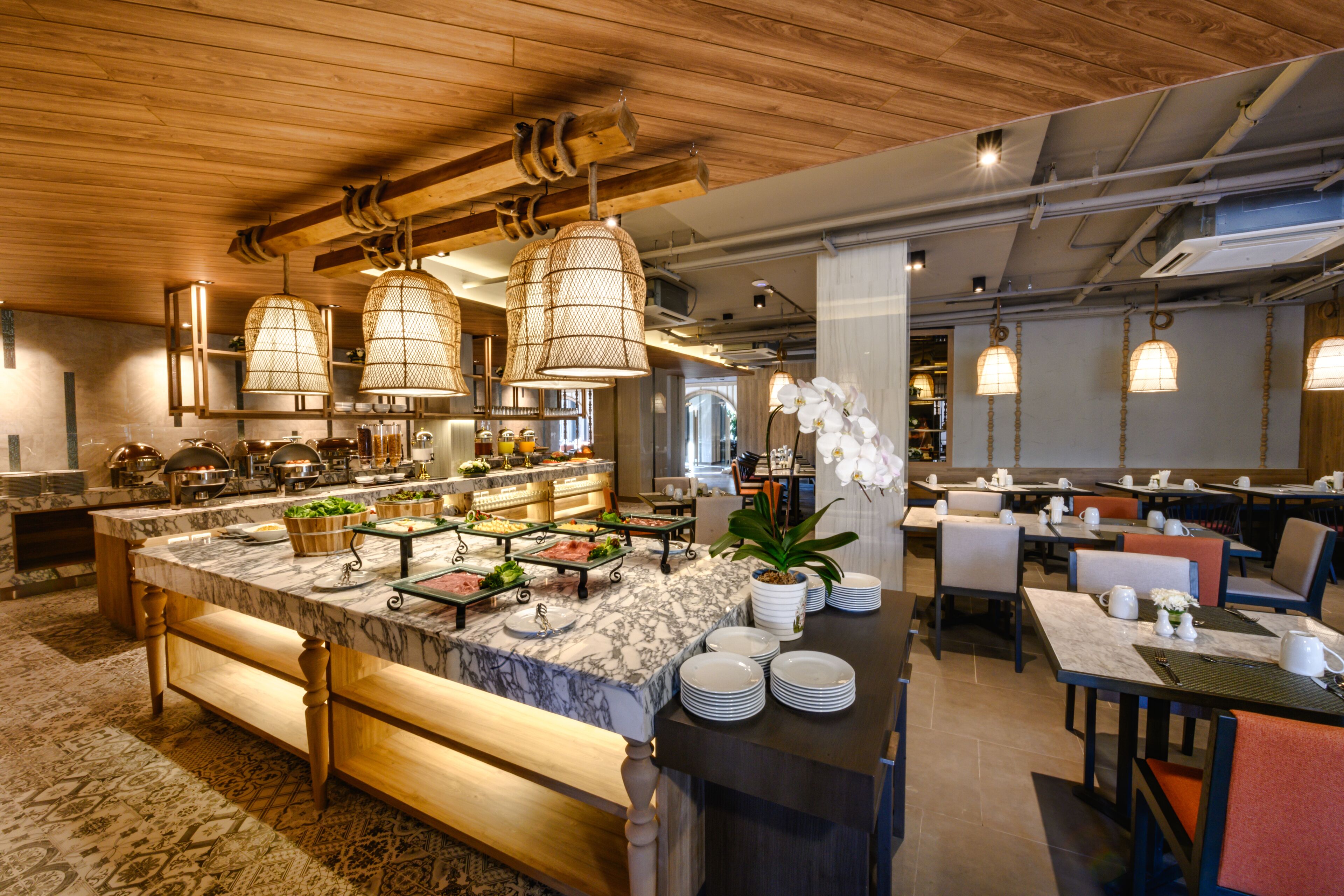 breakfast, lunch, dinner served; international cuisine