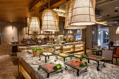 Petit déjeuner buffet servi tous les jours en supplément