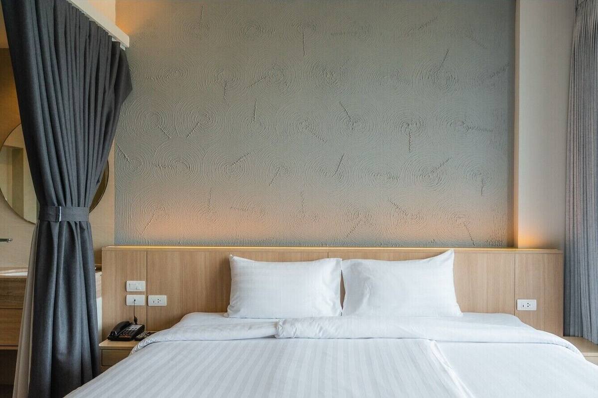 Estudio | Ropa de cama de alta calidad, caja fuerte, escritorio y cortinas opacas