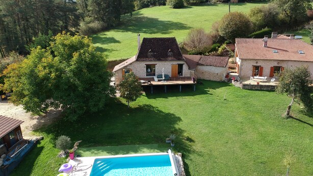 Il s’agit d’une propriété résidentielle dotée d’une piscine, d’un espace extérieur aménagé et couvert, et d’une grande pelouse.