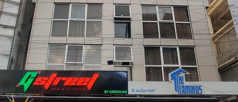Un edificio de varios pisos con letreros que indican 'Greenline Pub & Kitchen' y 'The Terminus'.