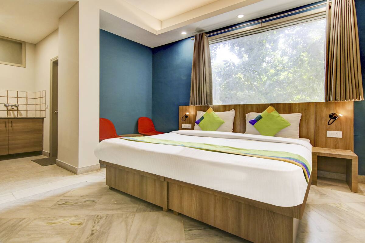 Deluxe Room | Desk, iron/ironing board (on request), free WiFi, bed sheets
