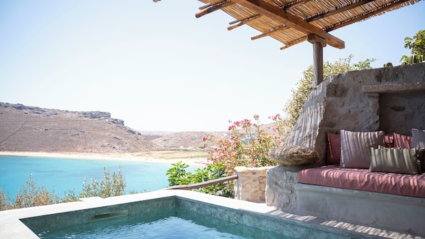 A pool with a view of a beach and mountains. - Albatros Club Mykonos (Mykonos)