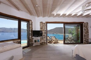 Cave Suite | Living area | Flat-screen TV - Albatros Club Mykonos (Mykonos)