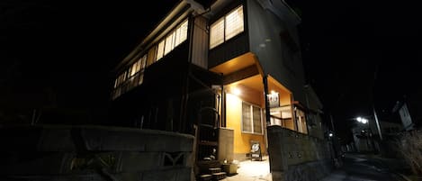 Fachada de la propiedad por la tarde o noche