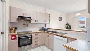 Køleskab, mikrobølgeovn, ovn, kogeplade