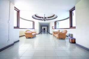 Lobby sitting area - OYO 383 White Inn Hotel (Bang Phli)