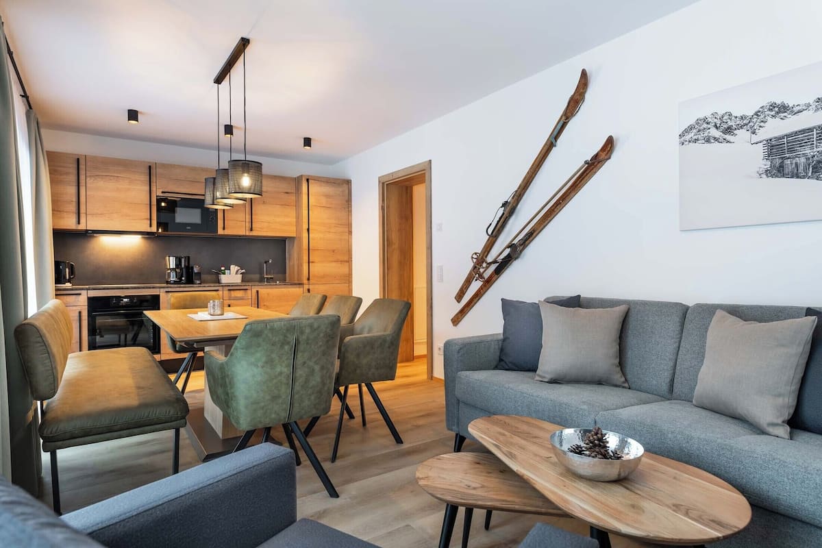 Panorama penthouse, 3 slaapkamers, patio, uitzicht op bergen | 1 slaapkamer, luxe beddengoed, donzen dekbedden, een kluis op de kamer