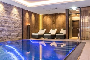 Una piscina cubierta