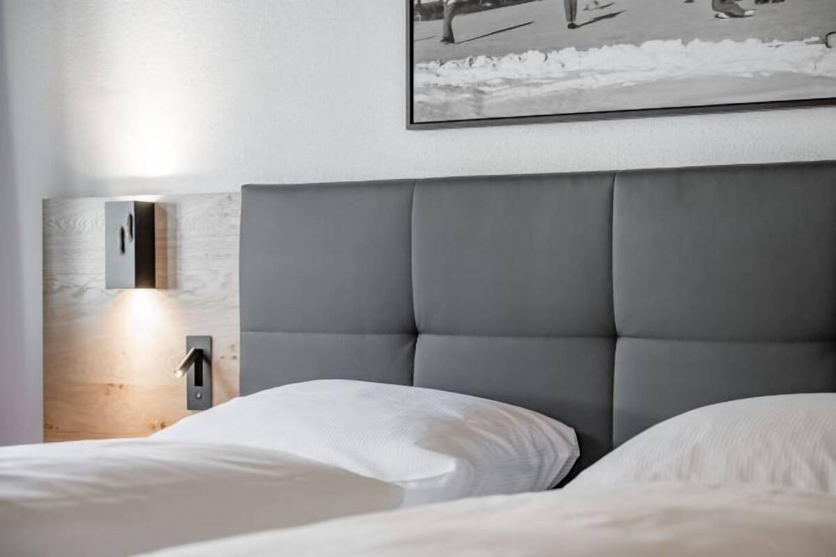 Roupas de cama premium, edredons de pluma, cofres nos quartos
