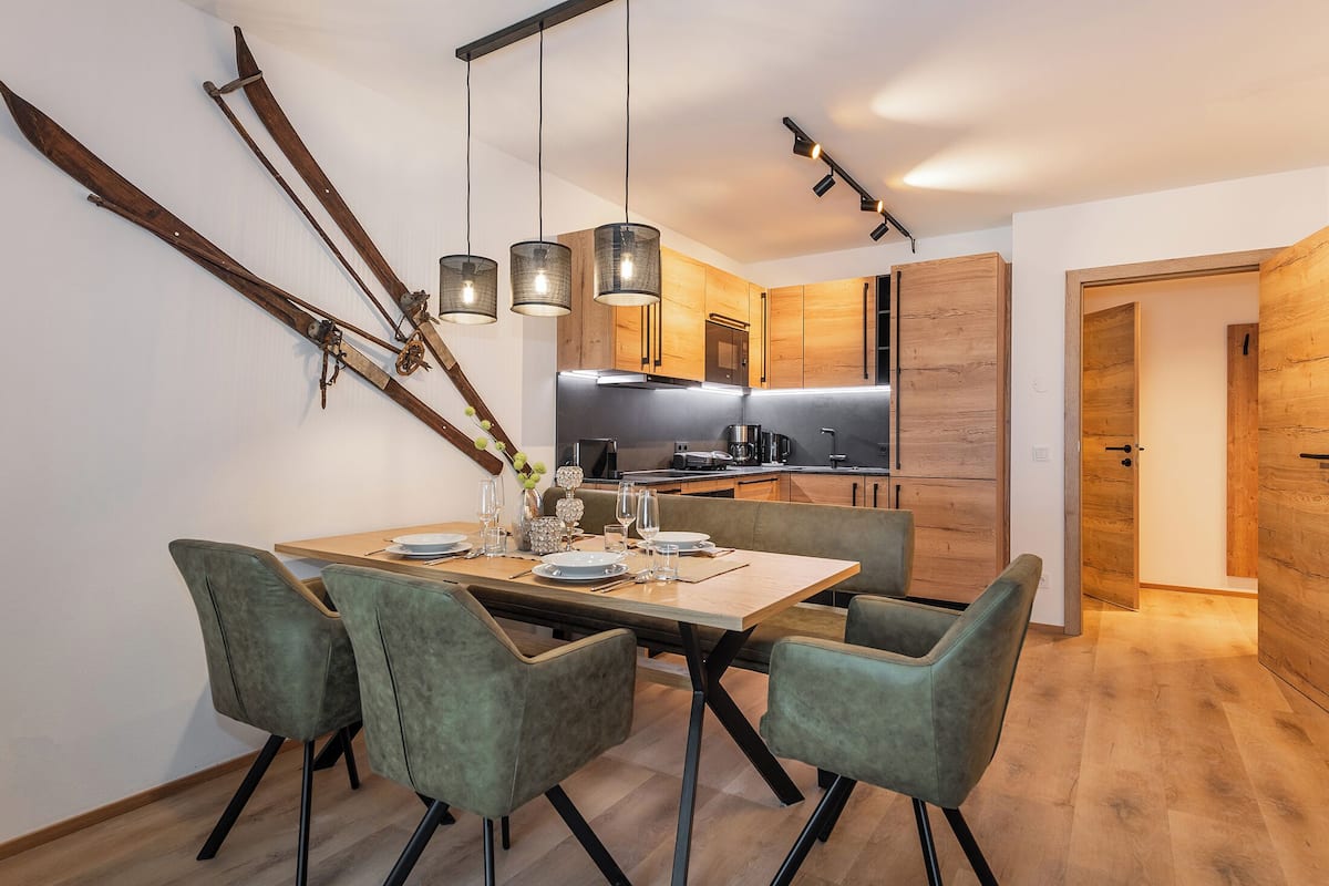 Premium appartement, 2 slaapkamers, balkon, uitzicht op bergen | Privékeuken | Een espressoapparaat, een waterkoker, een kinderstoel