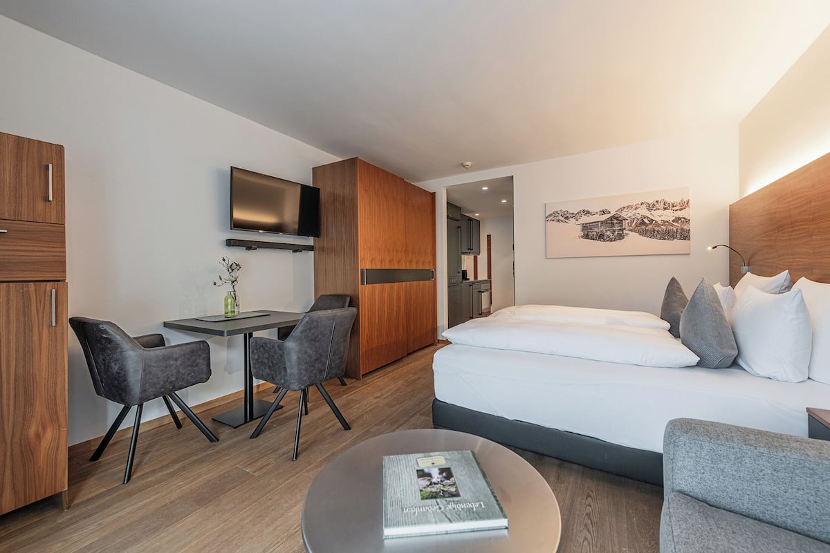 1 slaapkamer, luxe beddengoed, donzen dekbedden, een kluis op de kamer