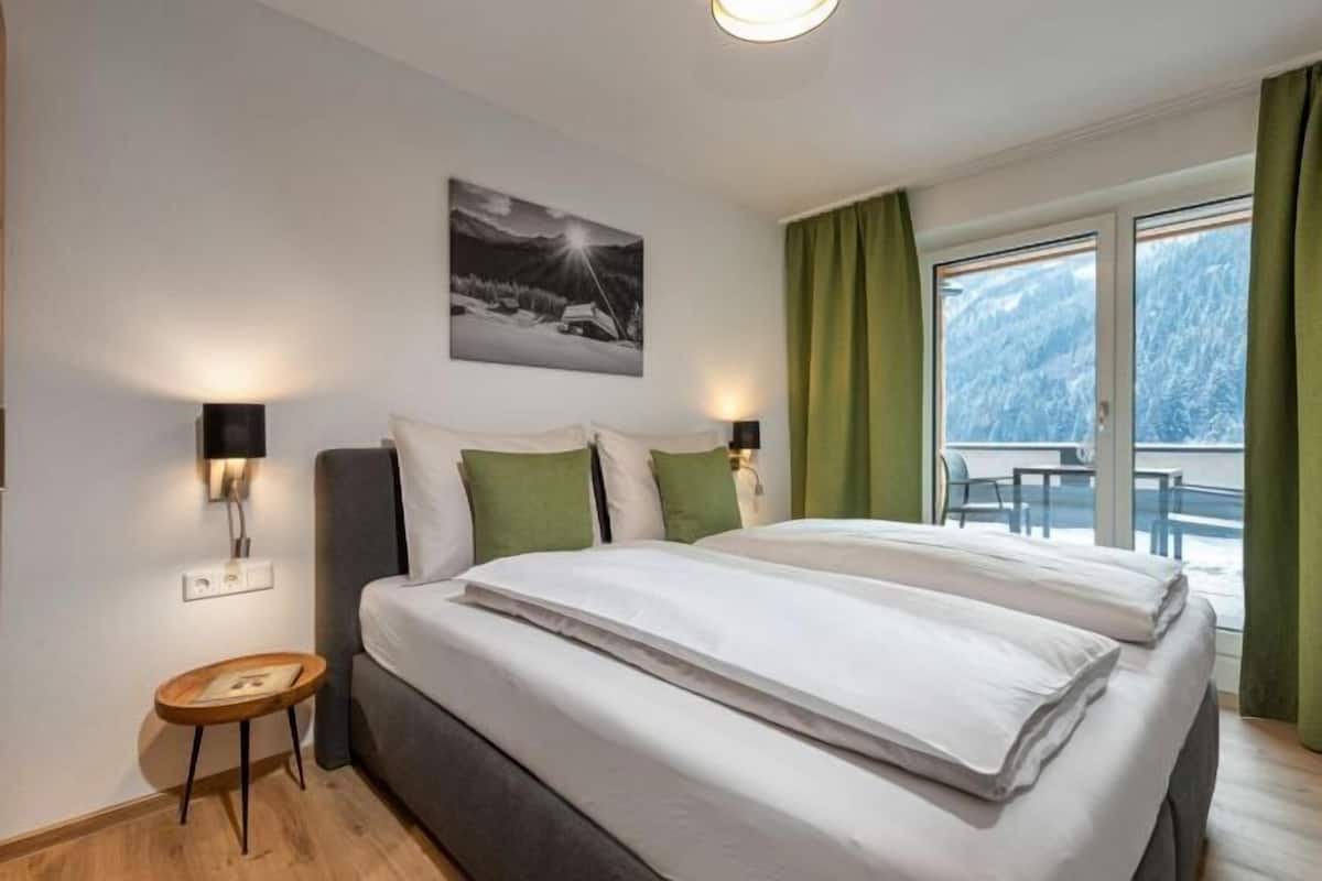 Premium bedding, down comforters, in-room safe, desk