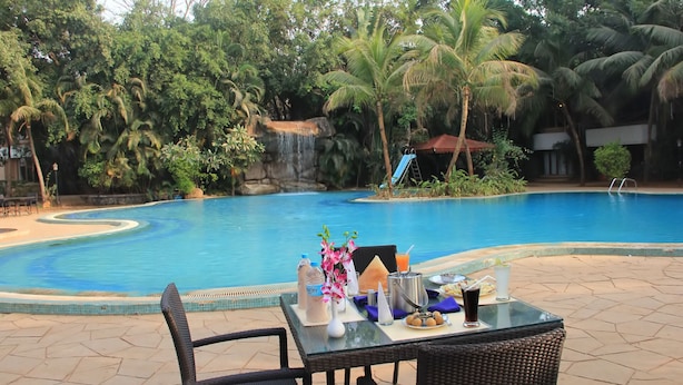 Outdoor pool - Treasure Island Resort (Mawal)