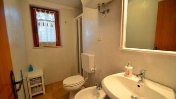 Apartment, 1 Bedroom | Bathroom | Shower, rainfall showerhead, bidet, towels
