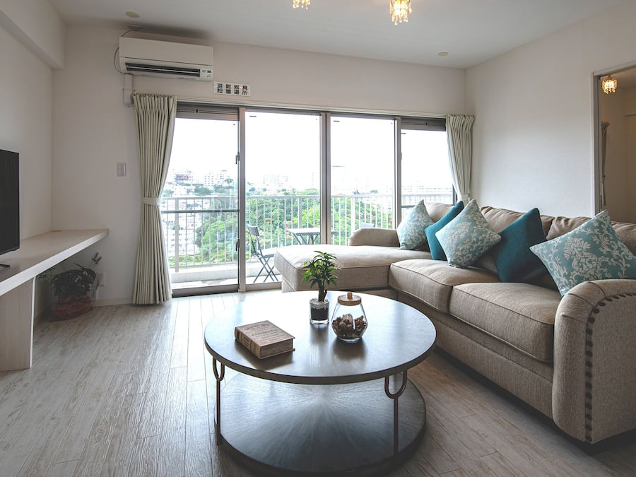 Escritorio, cortinas blackout, wifi gratis y ropa de cama