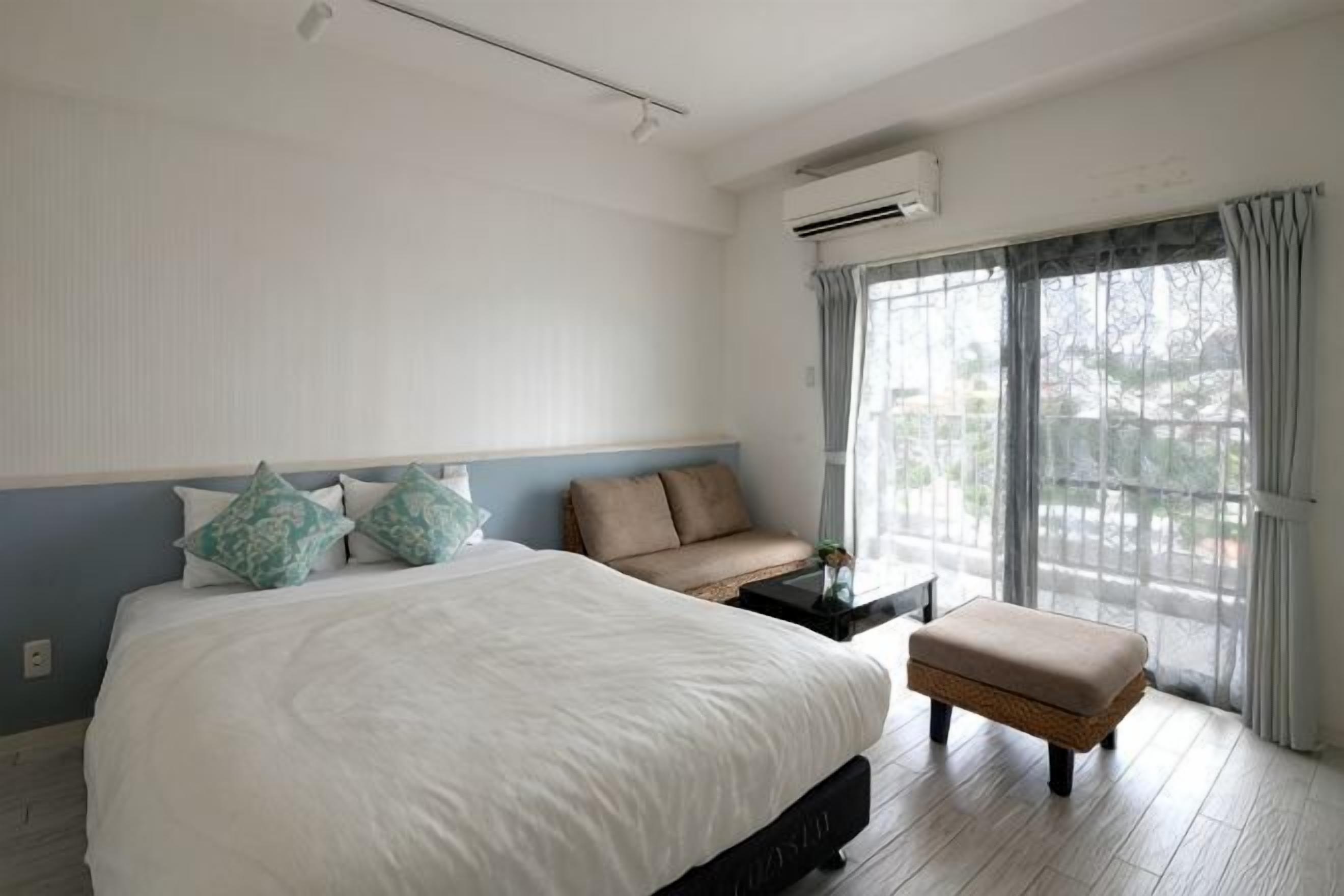 Escritorio, cortinas opacas, wifi gratis y ropa de cama