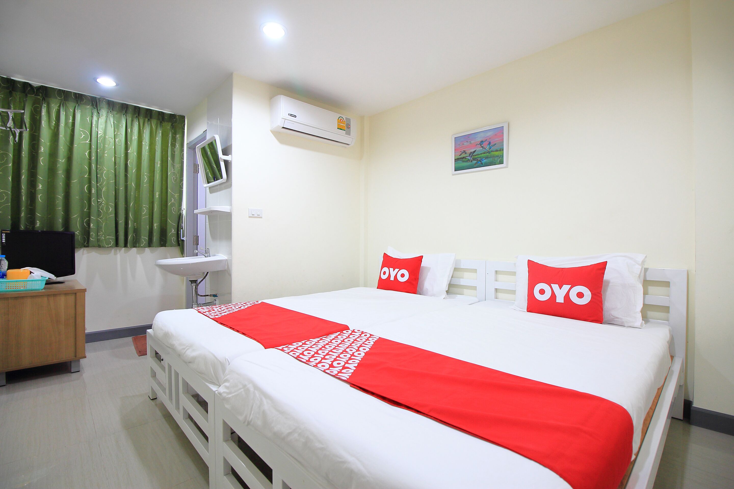 Standard Twin Room | Desk, free WiFi