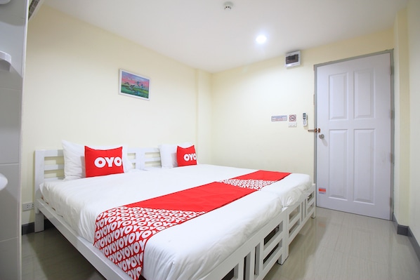 Standard Twin Room | Desk, free WiFi
