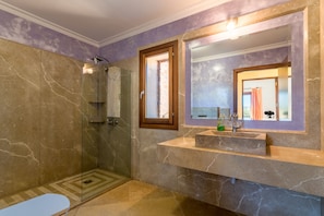 Bathtub, hair dryer, towels, soap - Rancho Son Gener, Finca 5StarsHome Mallorca (Manacor)