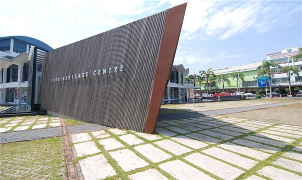Un bâtiment moderne doté d’une entrée imposante, sur laquelle on peut lire l’inscription « CENTRE D’INTERPRÉTATION DU PATRIMOINE ».