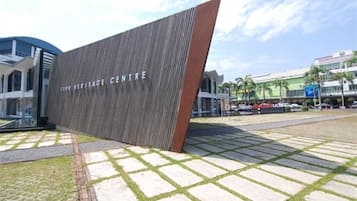 Un bâtiment moderne doté d’une entrée imposante, sur laquelle on peut lire l’inscription « CENTRE D’INTERPRÉTATION DU PATRIMOINE ».