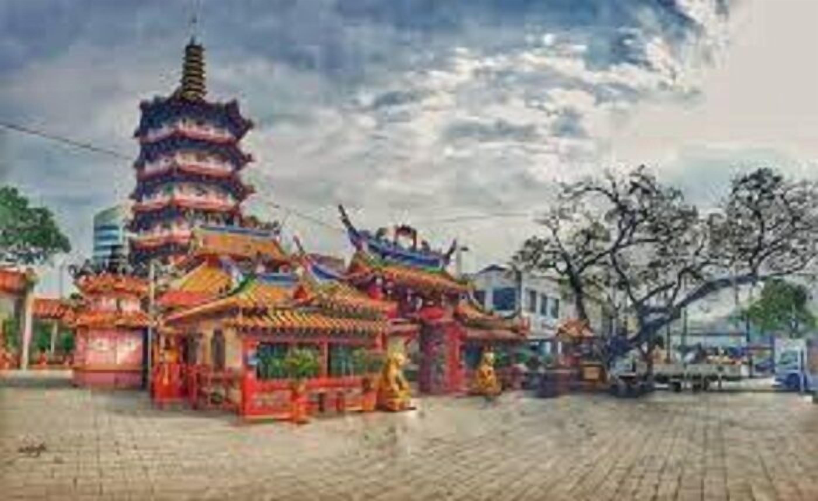 Una pagoda tradicional con varios niveles y un patio empedrado.