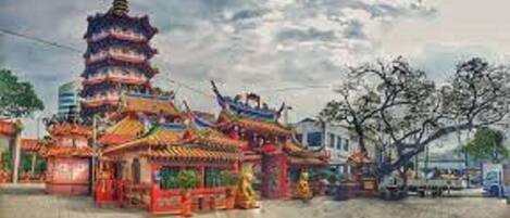 Una pagoda tradicional con varios niveles y un patio empedrado.