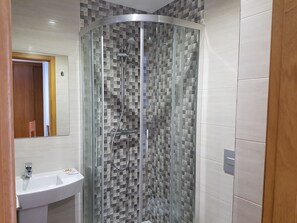 Dusche im Bad
