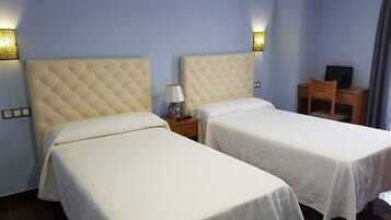 Twin kamer, balkon | Geluiddichte muren, gratis wifi, beddengoed, rolstoeltoegankelijk