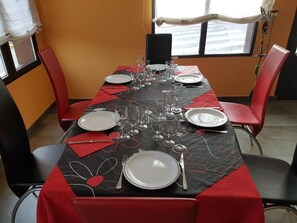 Breakfast, lunch, dinner served; local cuisine  - Hostal Camelot (Fabero)