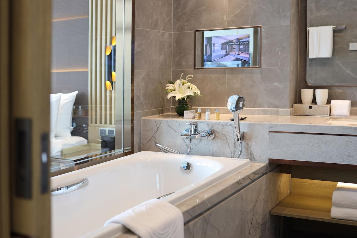 luxe harbour king | 1 bedroom, premium bedding, down duvets, pillow-top beds