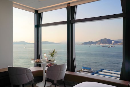 Premium bedding, down comforters, pillowtop beds, minibar. Oasis Aurum 181 Hotel