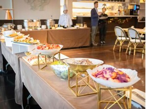 Daily self-service breakfast (HKD 239.8 per person) - Oasis Aurum 181 Hotel (Hong Kong)