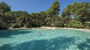 Piscina stagionale all'aperto, lettini
