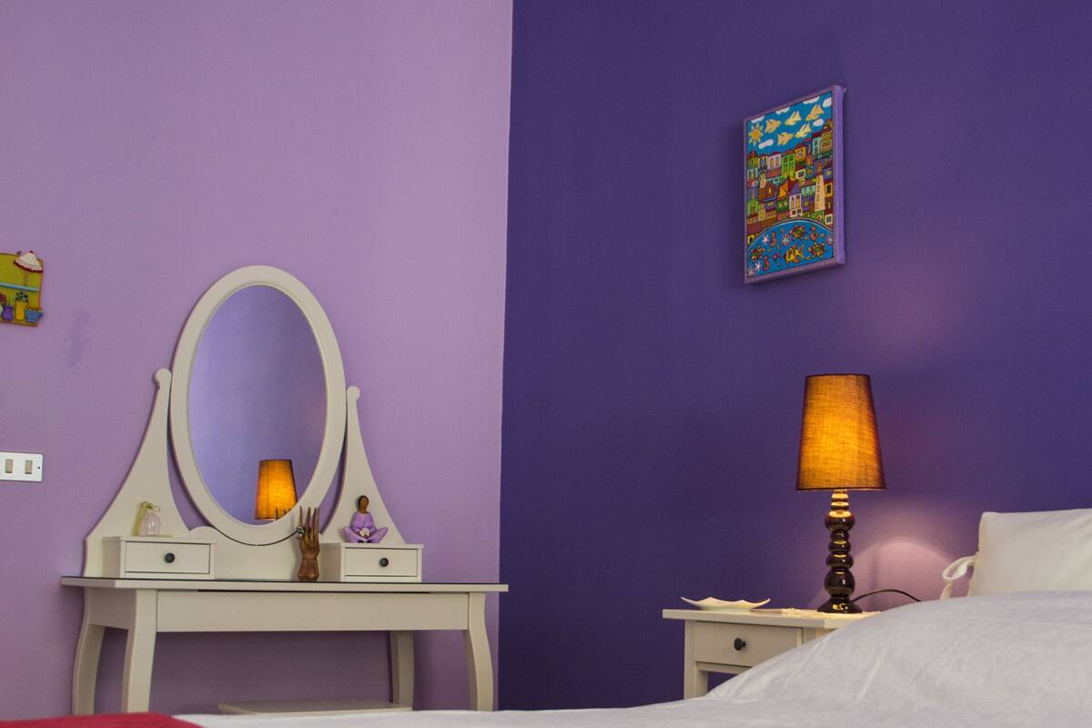 Bureau, espace de travail pour ordinateur portable, Wi-Fi gratuit