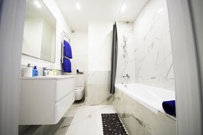 Combined shower/tub, towels, soap, shampoo