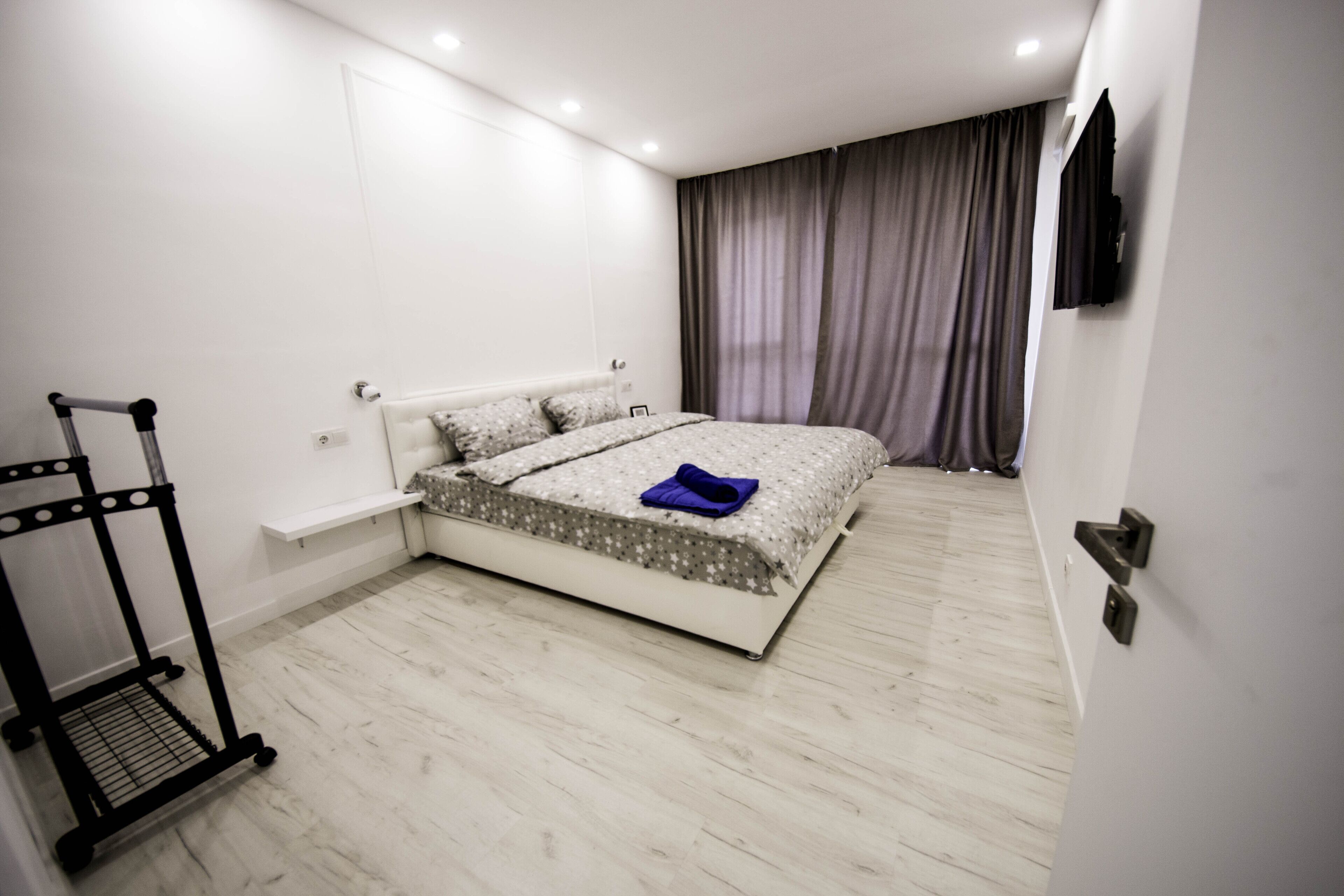 3 habitaciones, tabla de planchar con plancha, wifi y ropa de cama 