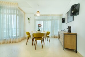 Appartement, 2 chambres | Repas dans la chambre
