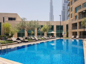 Outdoor pool, pool umbrellas, pool loungers - Maison Privee - 5* Apt with 2BR in Downtown Dubai (Dubai)