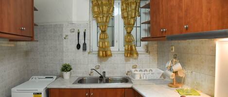 Apartment | Private kitchen | Full-sized fridge, oven, stovetop, coffee/tea maker