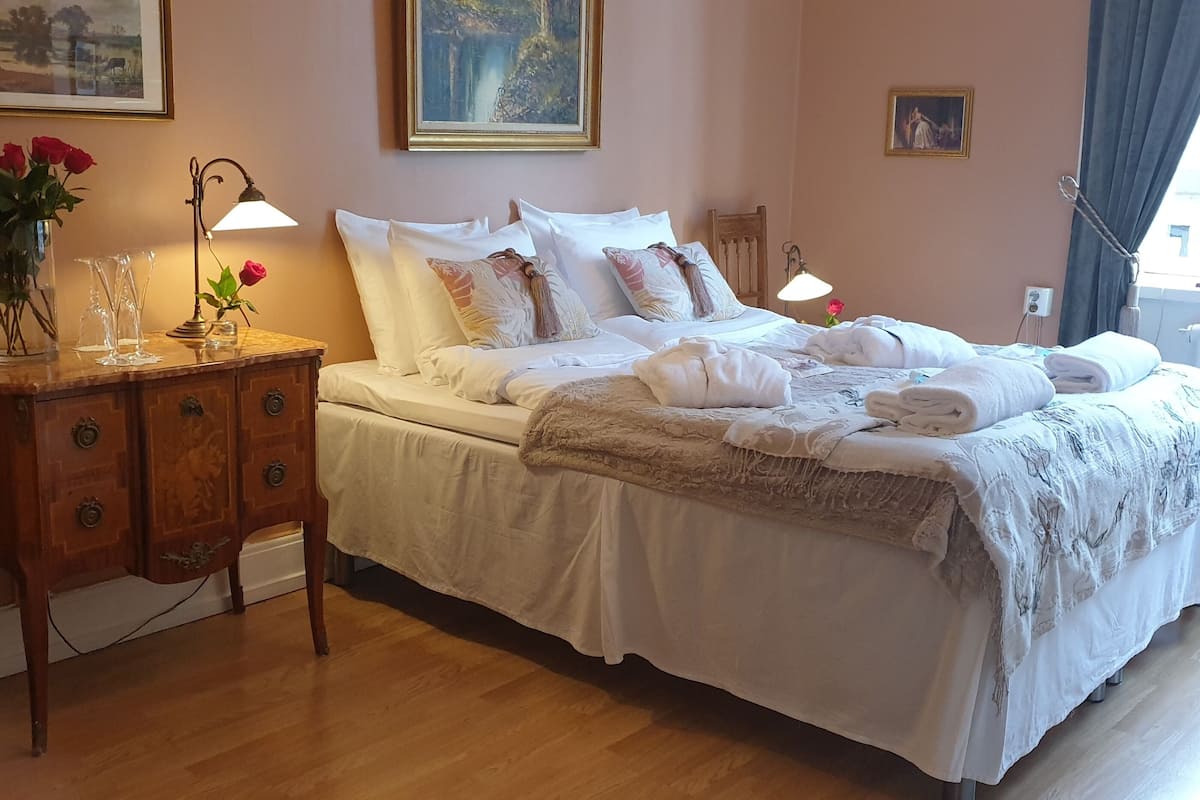 1 bedroom, individually decorated, individually furnished, soundproofing
