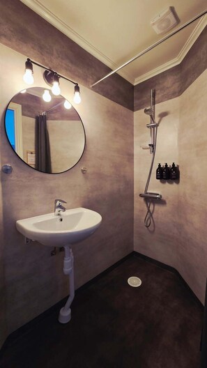 Classic Double Room | Bathroom | Shower, hair dryer, towels, soap - Leopold Boutique Hotel (Östersund)