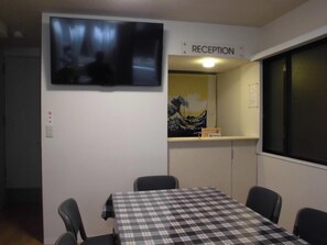 Kjøleskap på fellesområdet og mikrobølgeovn på fellesområdet