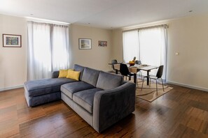 Apartamento, 3 habitaciones, balcón | Sala de estar | Una televisión de pantalla plana