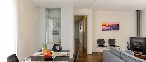 Appartement, 3 chambres, balcon | Restauration dans la chambre