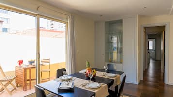 Apartamento, 3 habitaciones, balcón | Servicio de comidas en la habitación